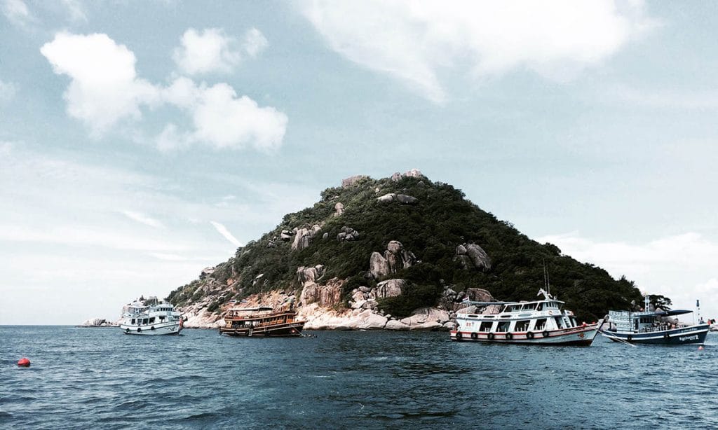 Diveboats at Shark Island in Koh Tao