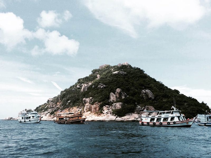 Diveboats at Shark Island in Koh Tao