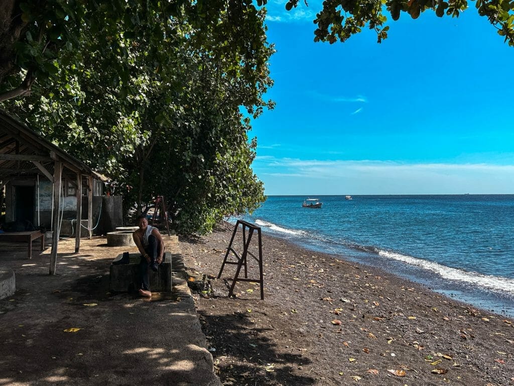 Jemeluk Bay with diver getting ready