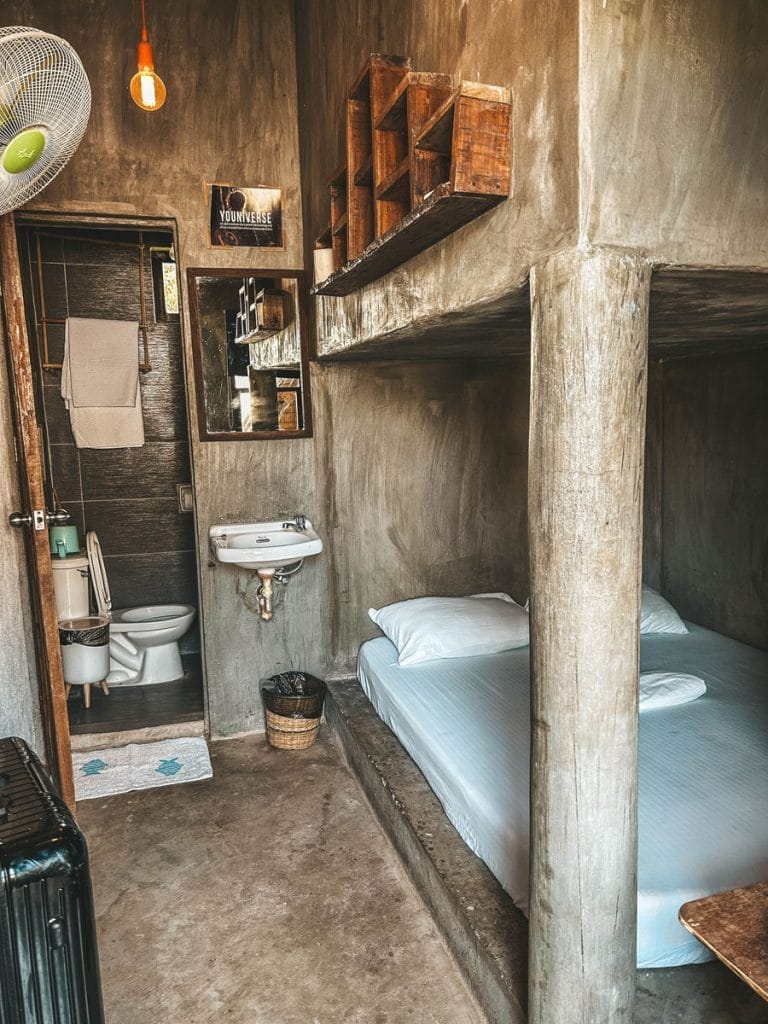 room with small bed at Bongo Bongo divers