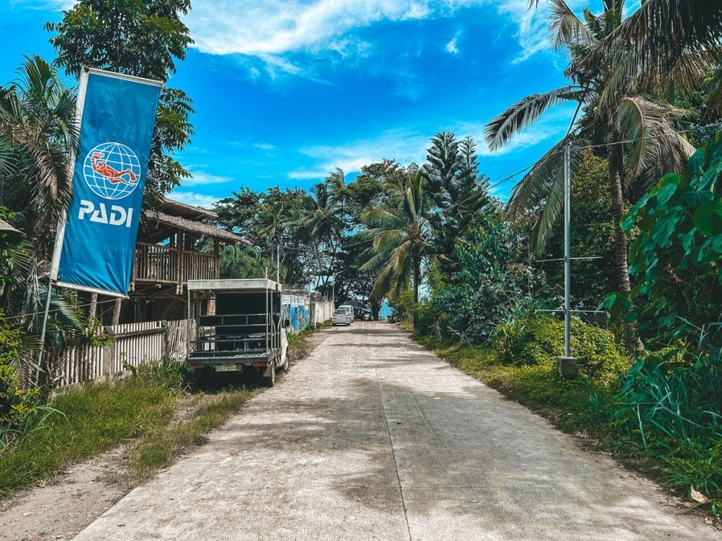 road leading to Bongo Bongo Diver